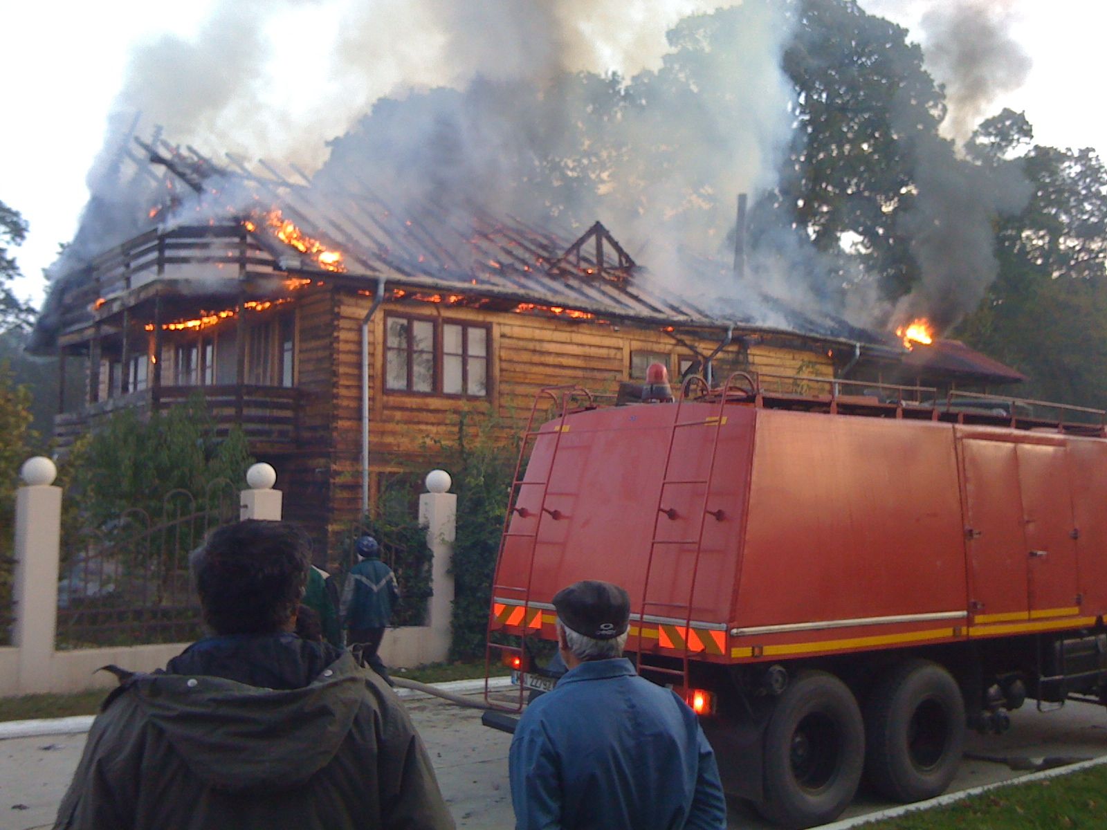 Pompierii militari au reuşit să stingă un incendiu la o casă care luase foc