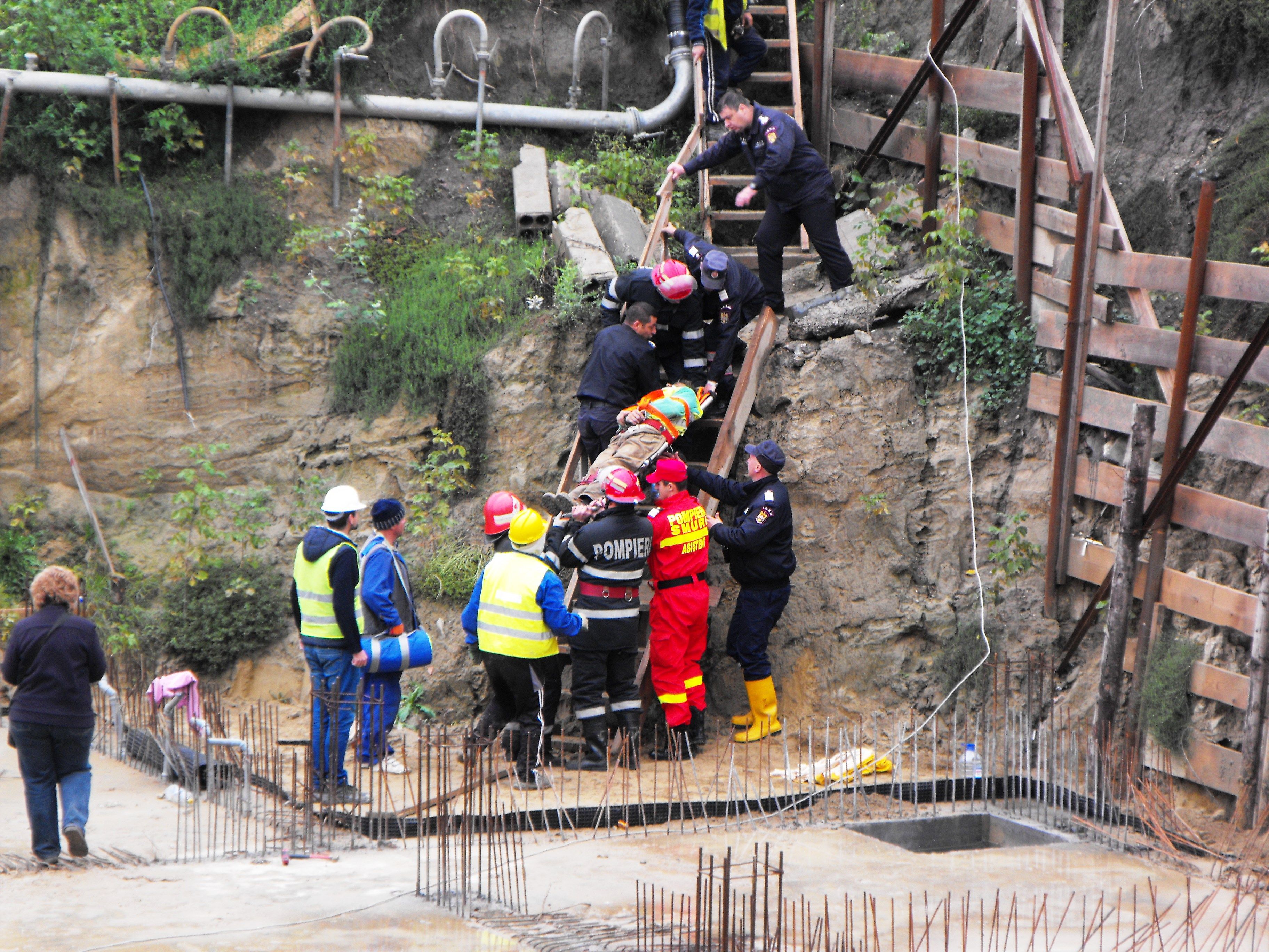 Muncitor, evacuat cu targa de specialiştii SMURD