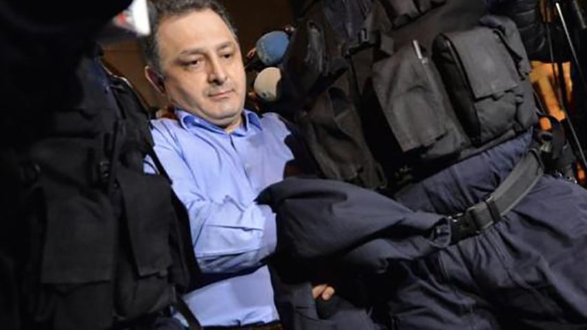 Primarul… care este… rămâne acasă
