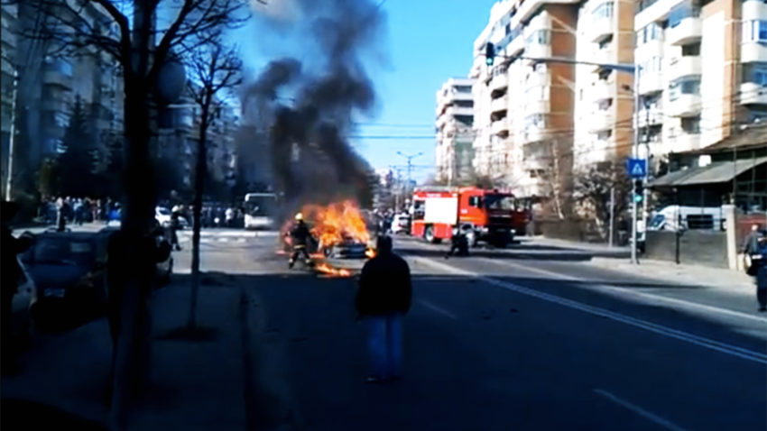 Arde o maşină în Constanţa