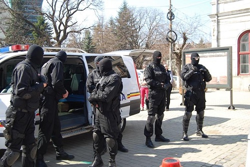 Percheziţii la traficanţii de droguri din Constanţa