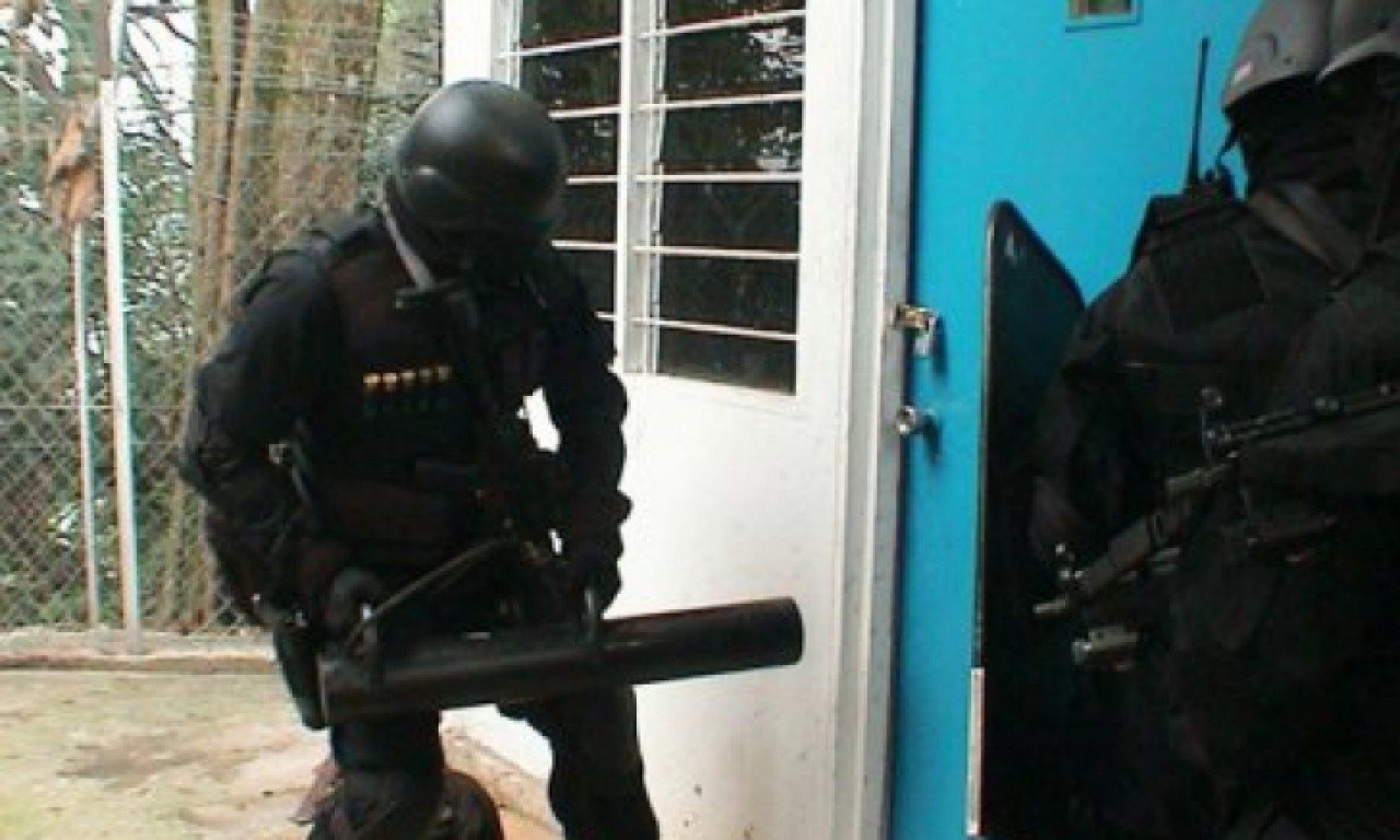 Polițiștii au confiscat bunuri în valoare de aproximativ un milion de euro de la membrii unui grup infracțional