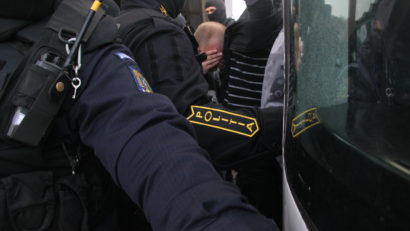Trei persoane reţinute la Constanţa pentru trafic de droguri