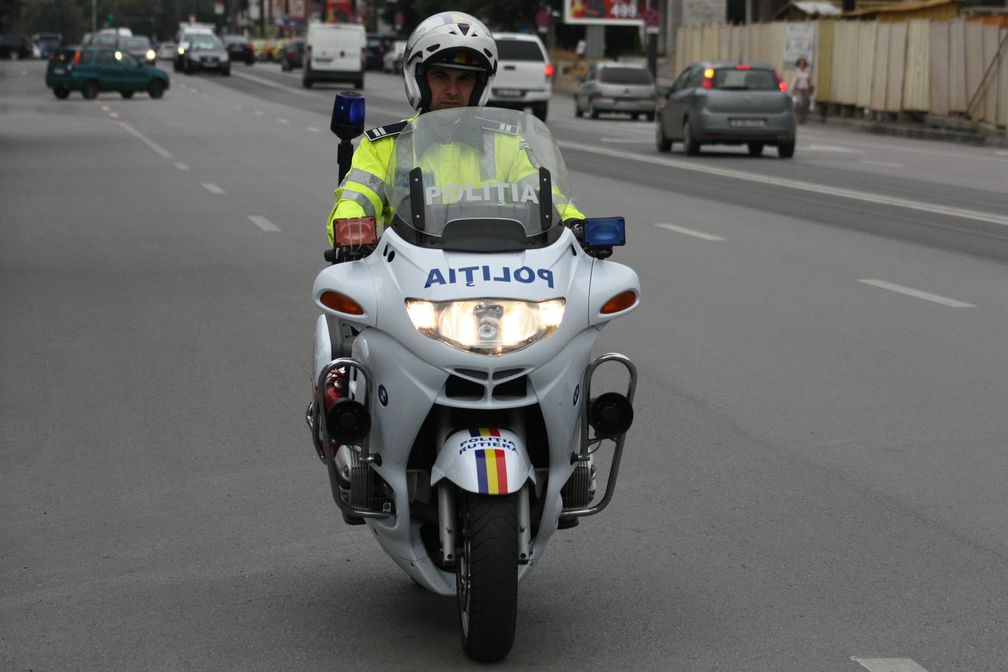 Polițistul bucureştean care şi-a pierdut viaţa într-un accident de motocicletă, înmormântat cu onoruri militare