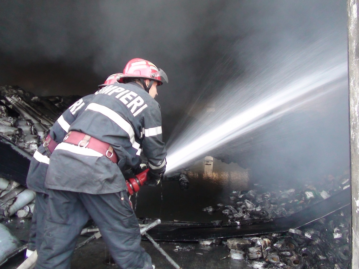 IALOMIȚA: Un incendiu a provocat din neglijență a dat de lucru pomiperilor