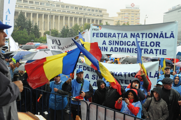 (AUDIO) Absenţa contractelor colective de muncă îi scoate pe oameni în stradă
