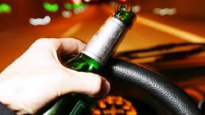 Un şofer băut s-a răsturnat cu maşina la ieşire din Techirghiol