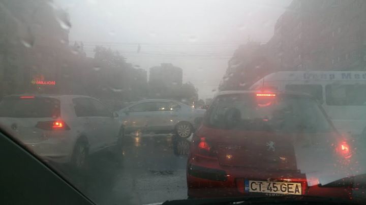 (Update) Grădiniţe inundate în municipiu. HAOS pe şoselele din Constanţa