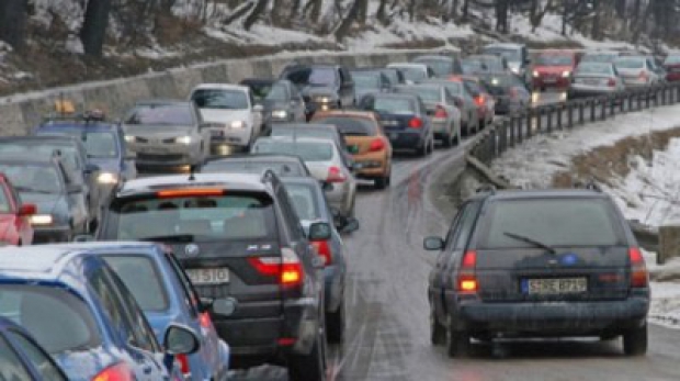 Se circulă în coloană pe pe DN7 Râmnicu Vâlcea – Sibiu