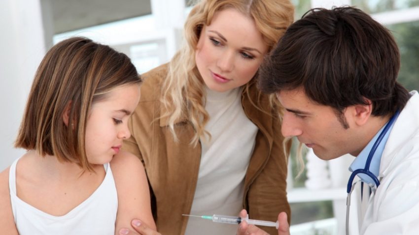 (AUDIO) Iată la ce riscuri ne supunem copilul dacă nu îl vaccinăm