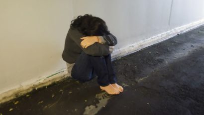 Doi adolescenţi au violat o tânără, iar viaţa lor este acum în pericol