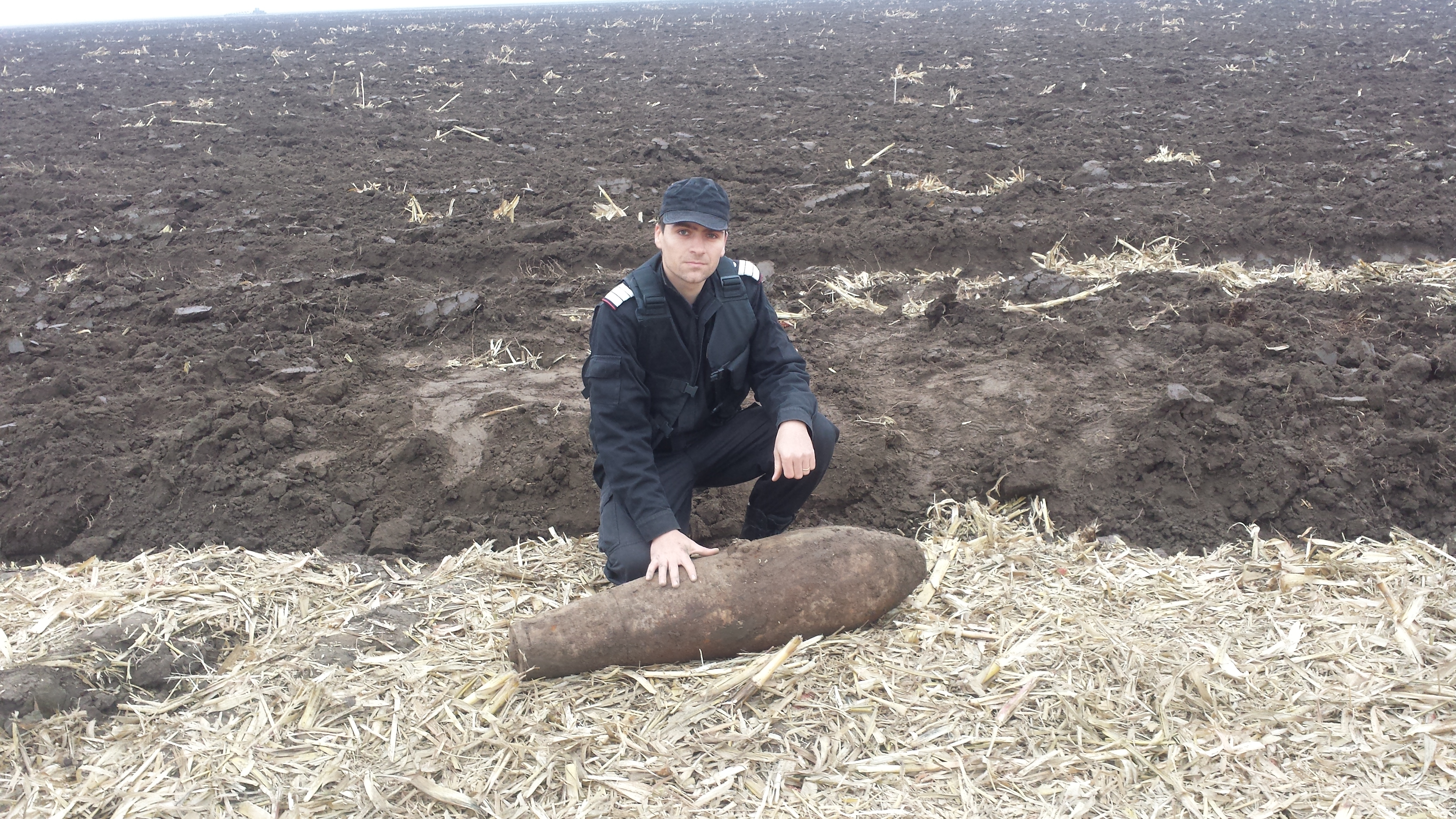 Bombă de aviaţie, găsită pe câmp, în Ialomiţa