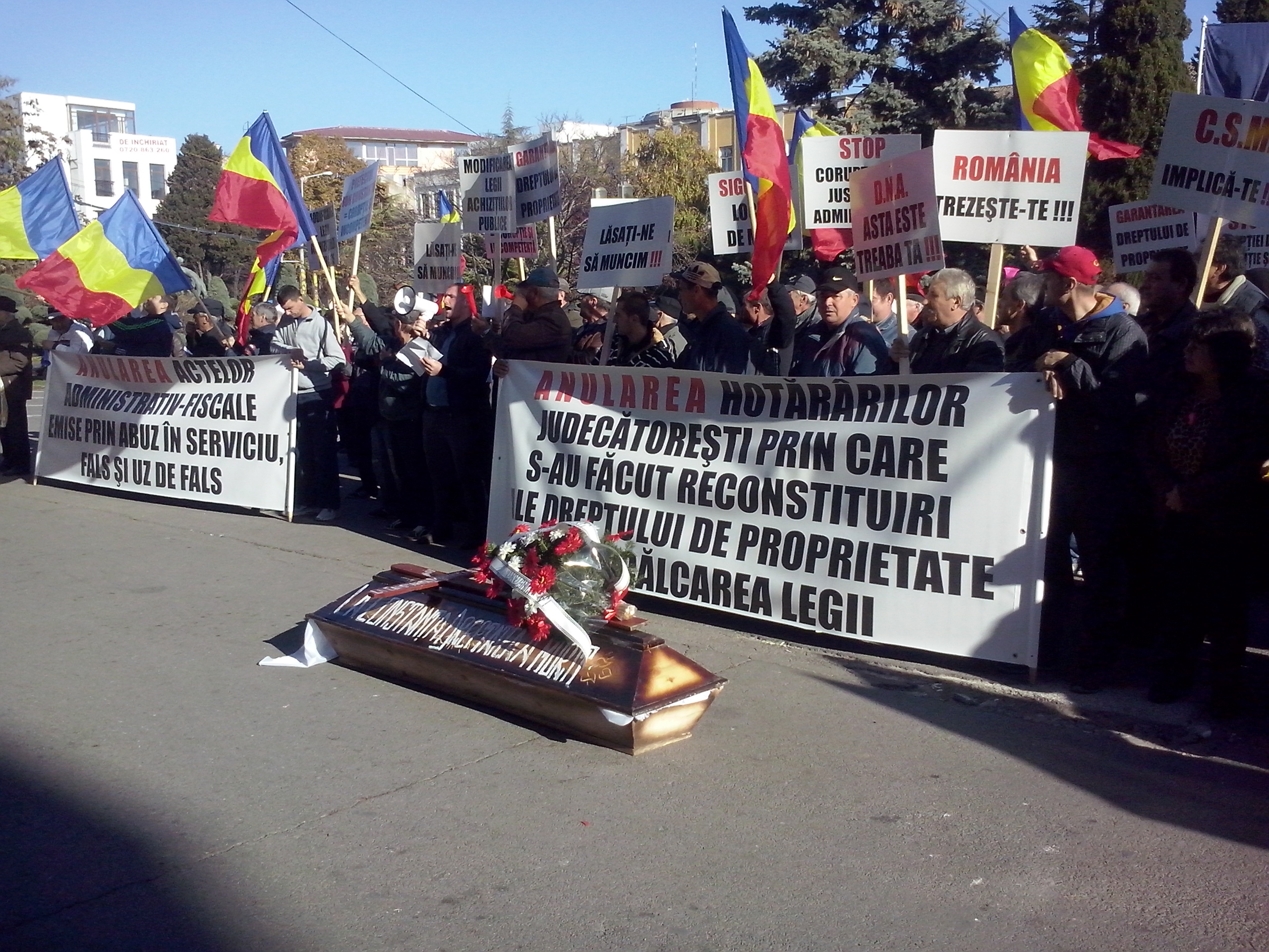 Update – CONSTANŢA: Protest în faţa Prefecturii, împotriva „mafiei retrocedărilor”