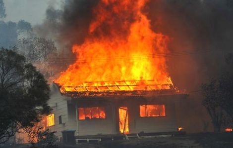 Arde o locuinţă la Cogealac!