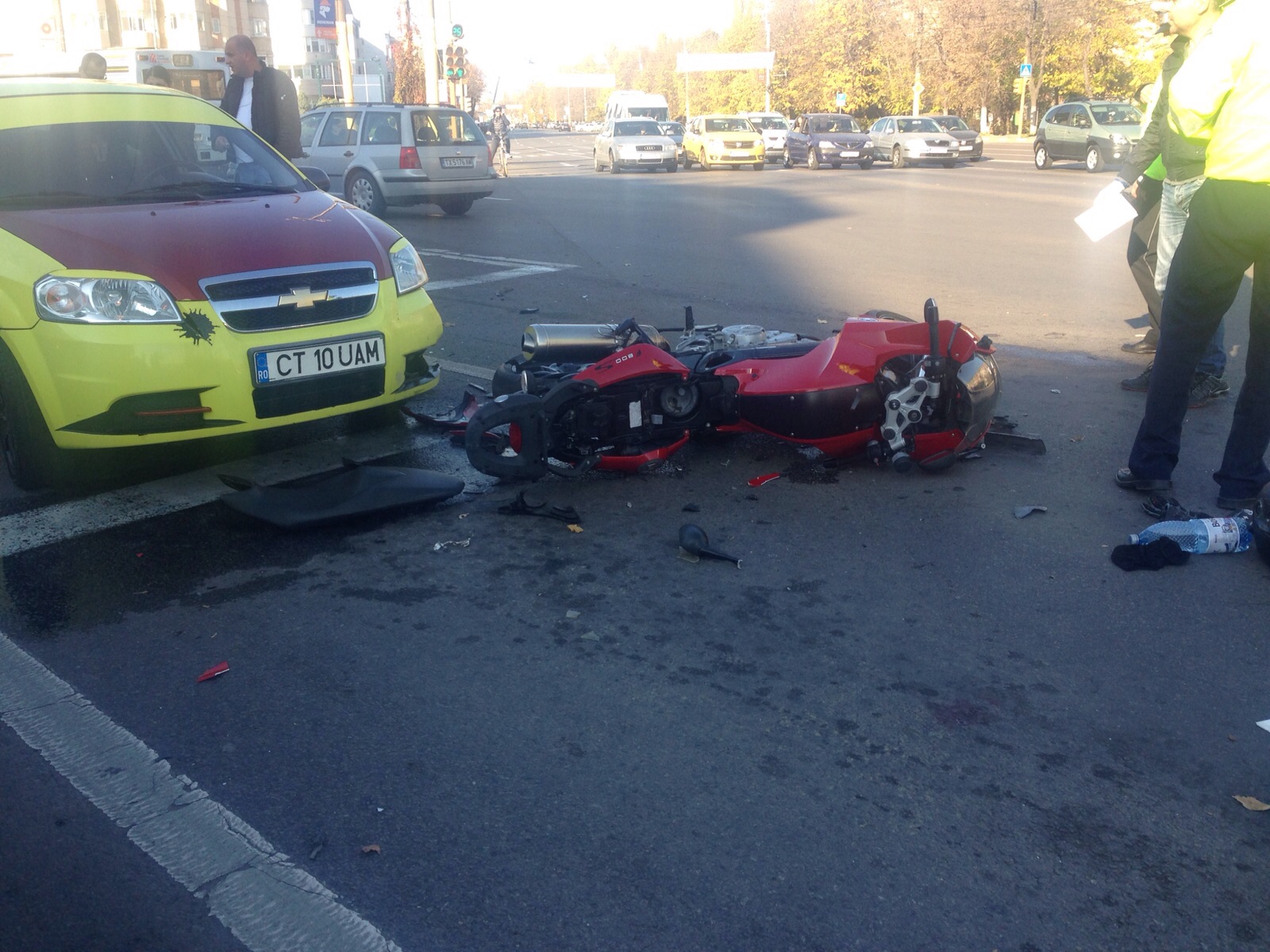 Motociclist accidentat în intersecţia de la Dacia