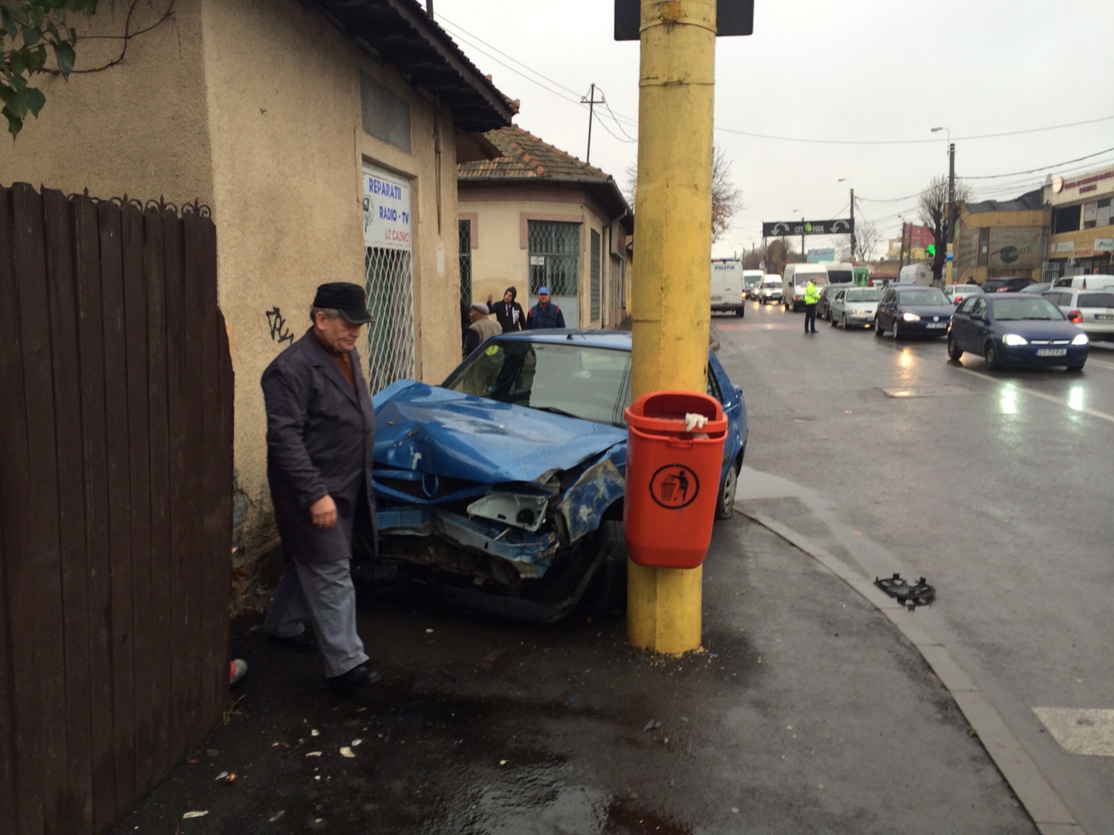 CONSTANŢA. Pieton accidentat de maşină pe trotuar!