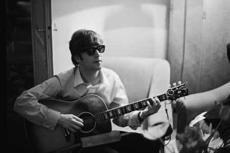 2,4 milioane de dolari pentru o chitară la care a cântat John lennon
