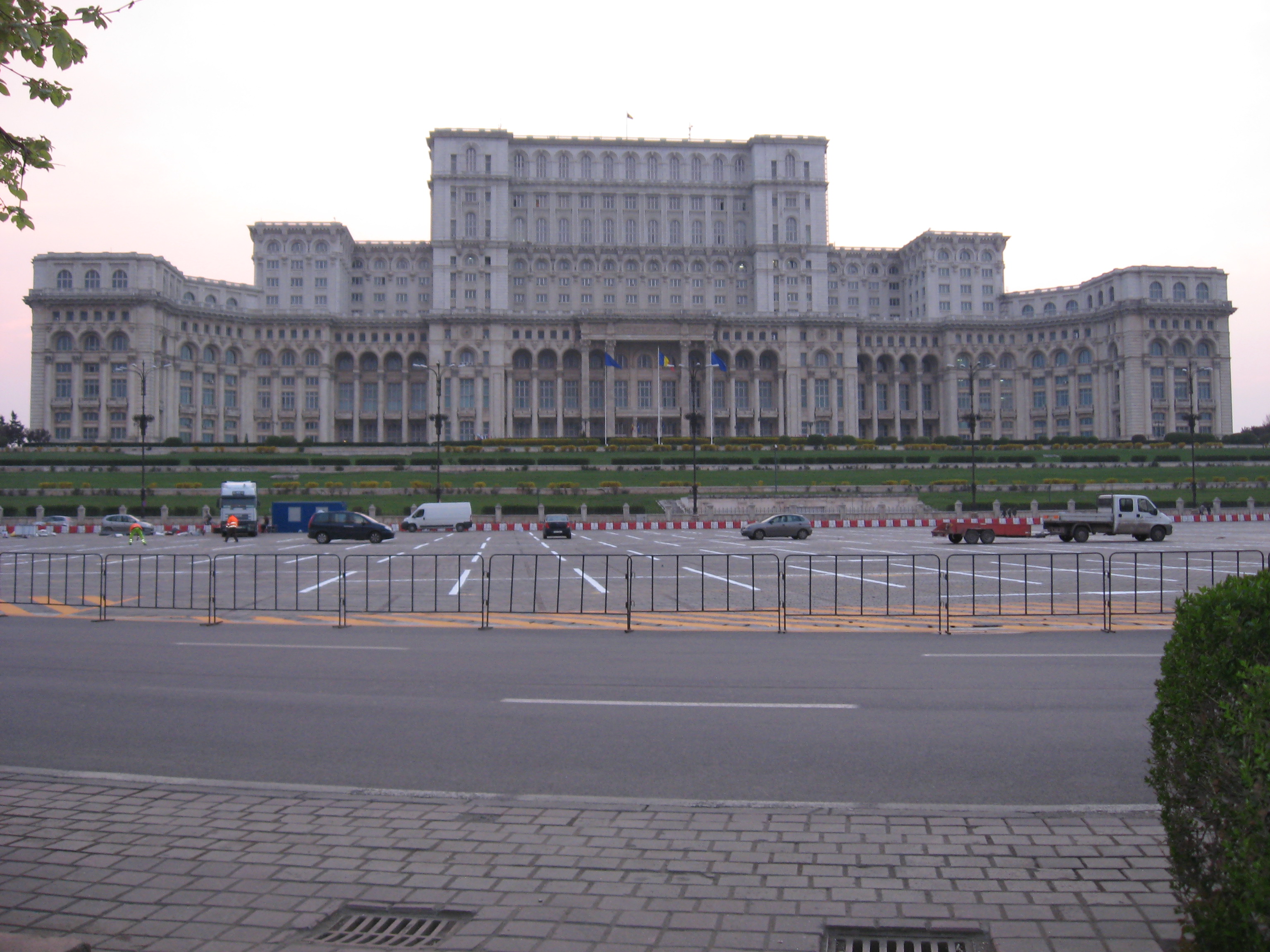 UPDATE – Fobia coletelor suspecte. ALERTĂ în Capitală