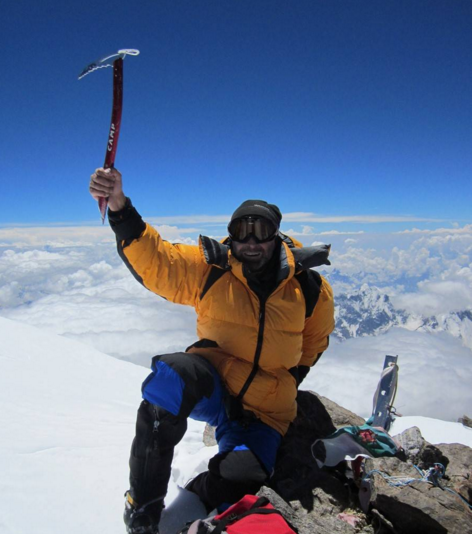 Alpinişti români duc acvila carpatină pe cel mai înalt vulcan din lume