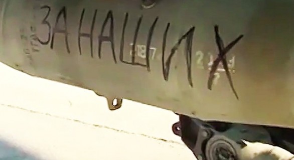 VIDEO – Pe bombele lansate de aviaţia rusă în Siria scrie „pentru Paris”