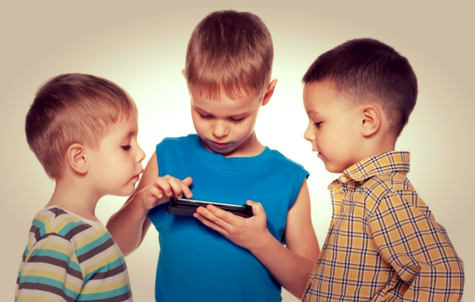 Autismul virtual – un nou pericol pentru copiii care stau prea mult cu ochii în tabletă şi la TV