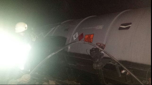 POLUARE cu combustibil. Tren cu motorină, deraiat