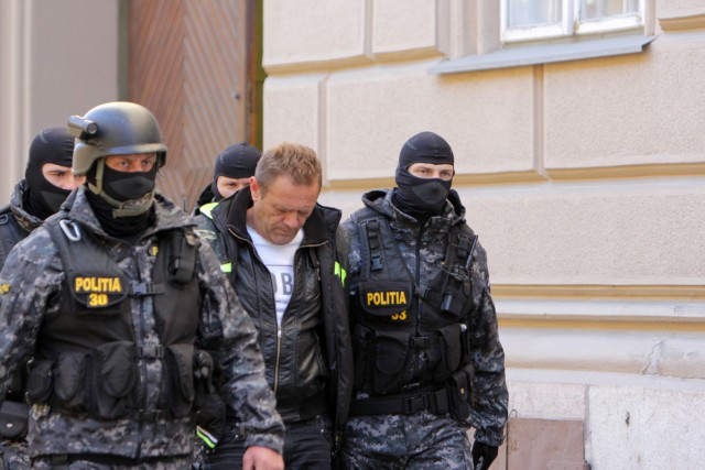 Bărbat acuzat de crime de război, capurat în România