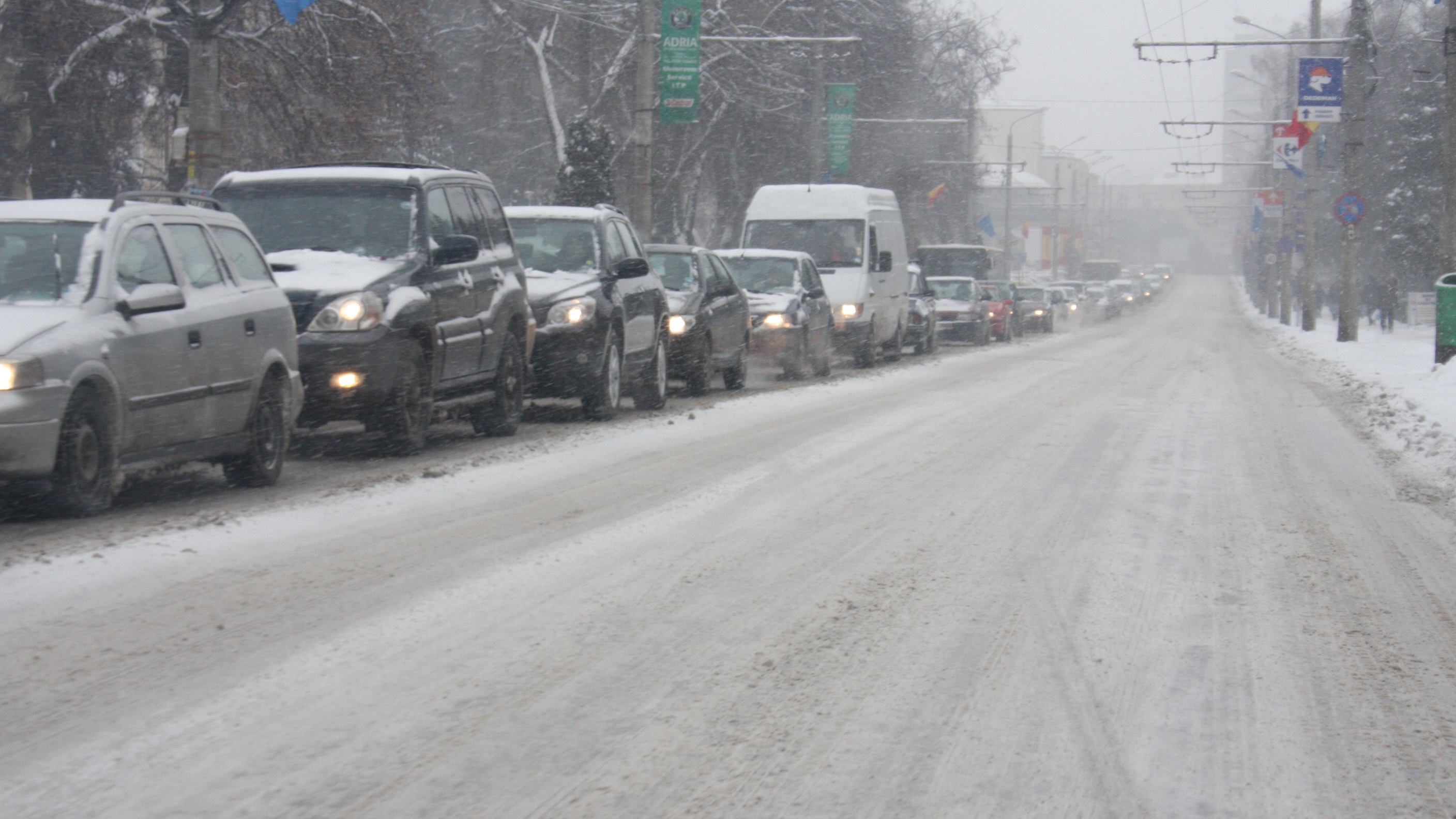 În judeţul Braşov, traficul rutier se desfăşoară în condiţii de iarnă