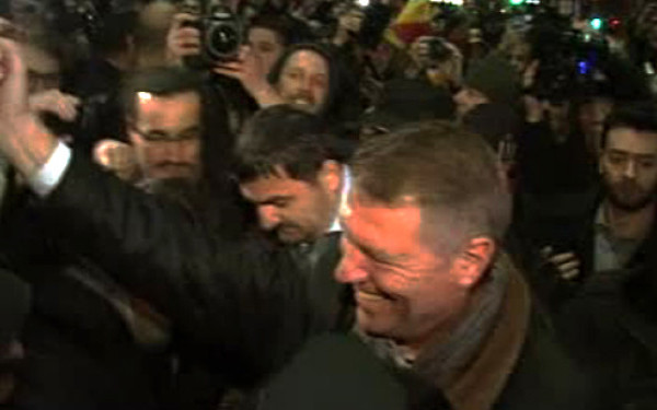 COLECTIV. Klaus Iohannis, în Piaţa Universităţii