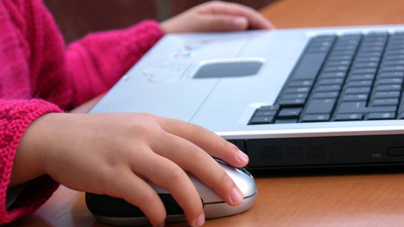 Adolescenţii din România, vrăjiţi de comunicarea IT