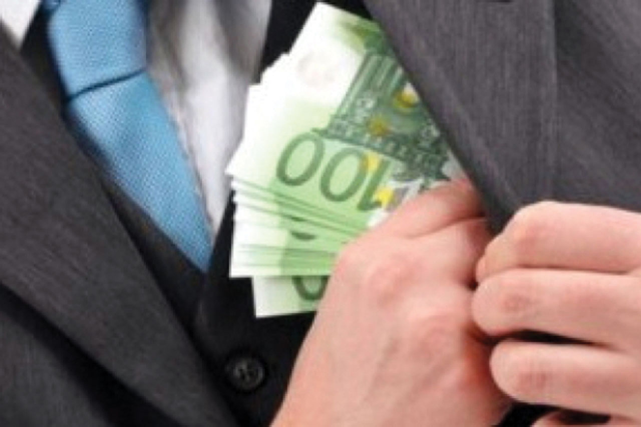 Directorul Agenţiei Judeţene de Ocupare a Forţei de Muncă (AJOFM) Cluj, Daniel Don, reţinut de procurorii DNA, pentru luare de mită