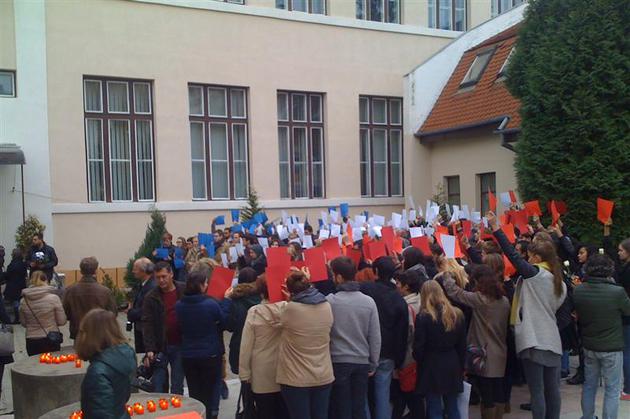 Luni, ora 13.00. EUROPA păstrează un moment de reculegere în memoria victimelor de la Paris