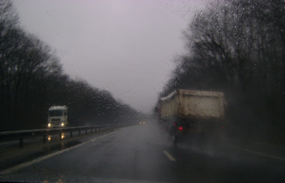 Trafic se autostrada A2 se desfăşoară cu dificultate din cauza ploii torenţiale