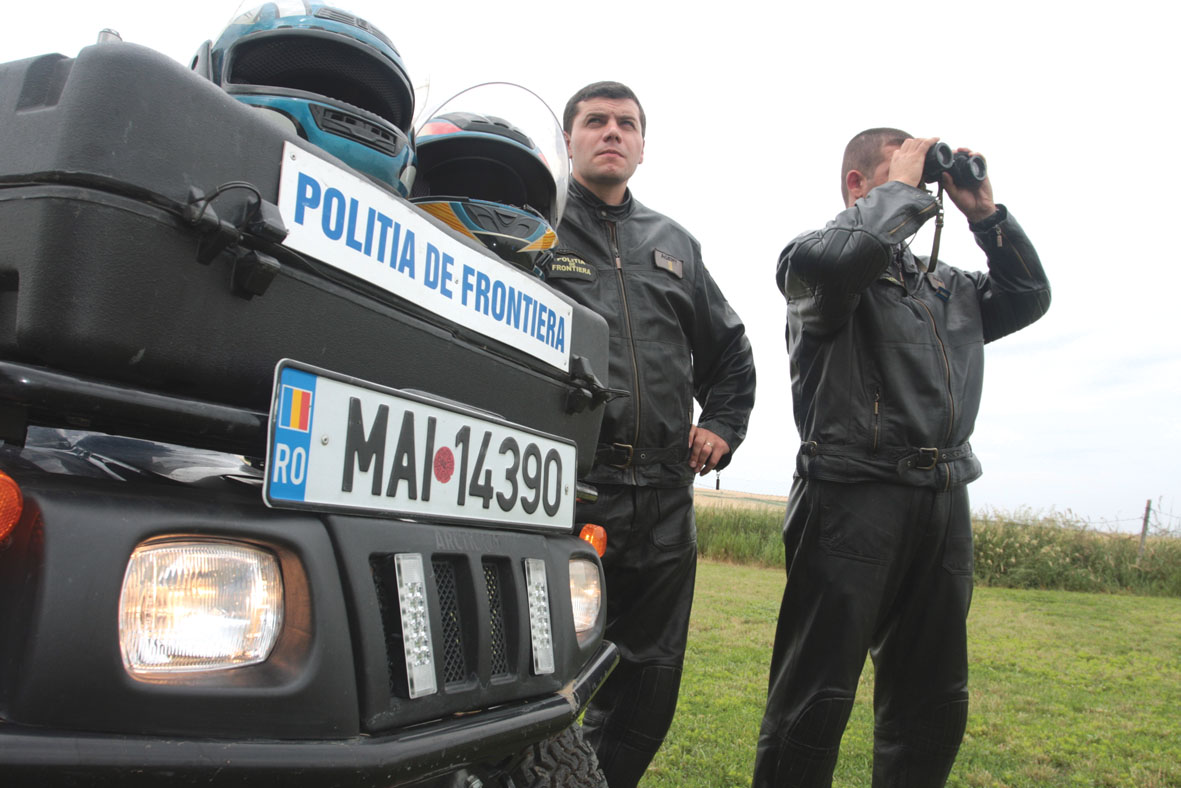 Trei bărbați au fost prinşi în timp ce treceau ilegal frontiera