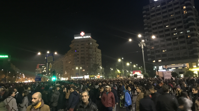 UPDATE 5 – 25.000 de manifestanţi: „DEMISIA!”