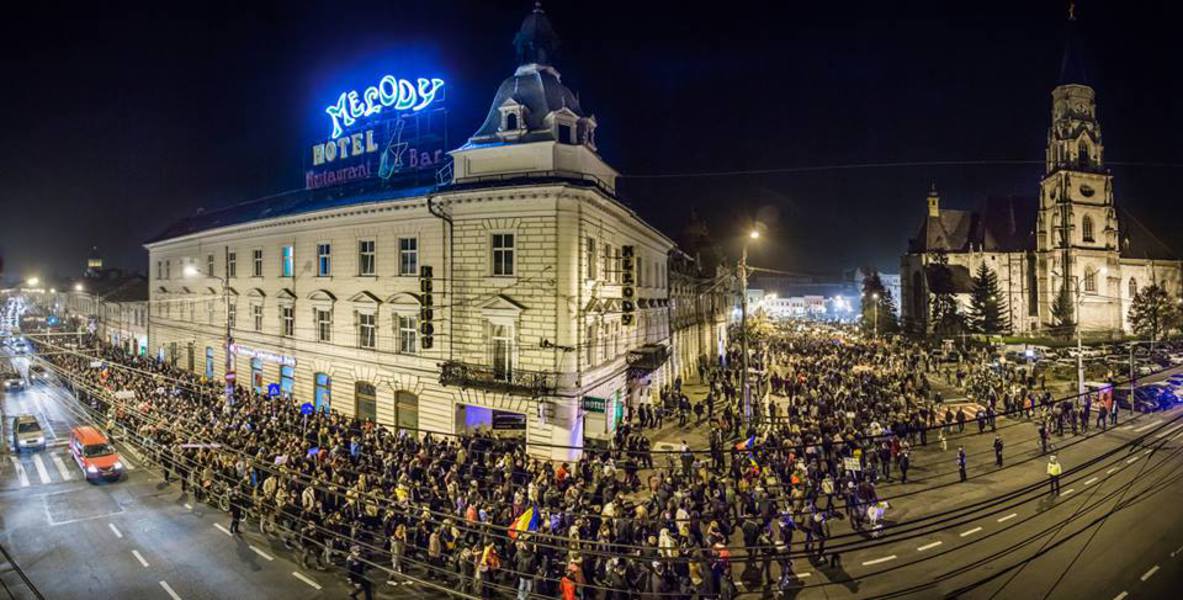 Sute de clujeni mărşăluiesc pe străzile oraşului