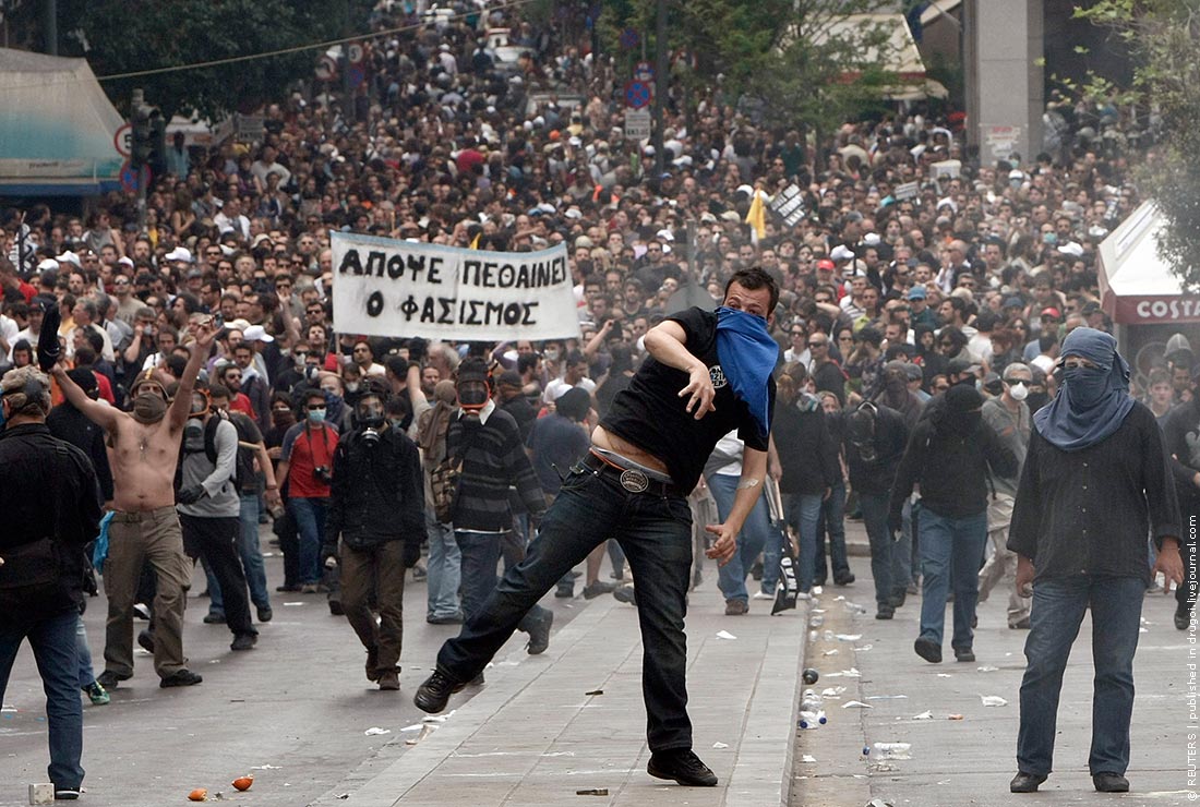 Ciocniri între protestatarii greci şi poliţia elenă care păzeşte gardul de la graniţa cu Turcia