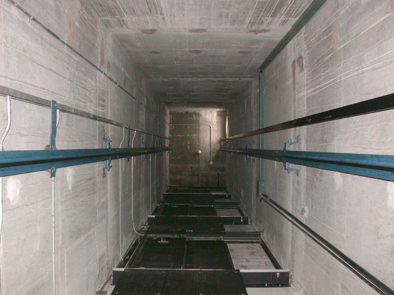 Update – CONSTANŢA: Patru persoane, blocate în lift