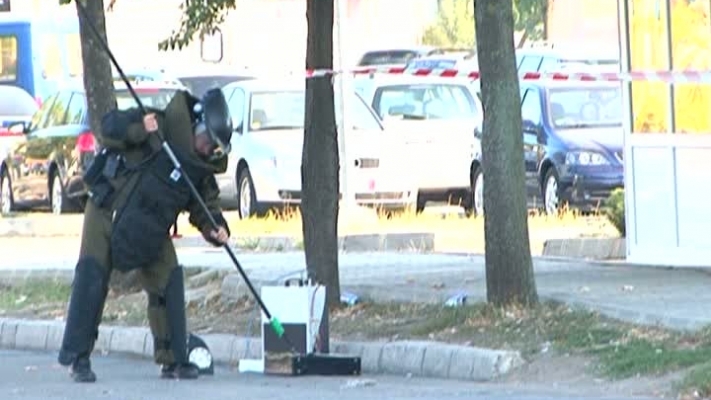 SIBIU: Geamantan suspect în fața unei bănci – angajații au fost evacuați