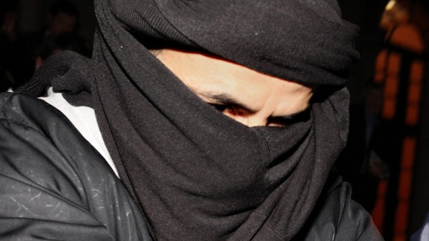 Unul dintre autorii carnagiului de la Paris a fost identificat. 12 suspecţi, în libertate!