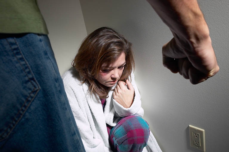 Combaterea violenţei împotriva femeilor în atenţia autorităţilor