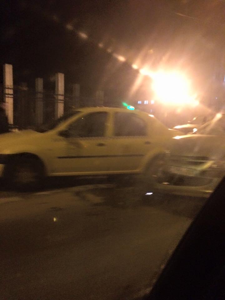 3 maşini implicate, 4 RĂNIŢI