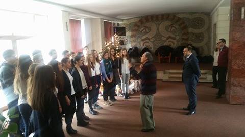 VIDEO – Prefectul Ion Constantin, colindat de liceeni ai Colegiului Național „Mircea cel Bătrân”