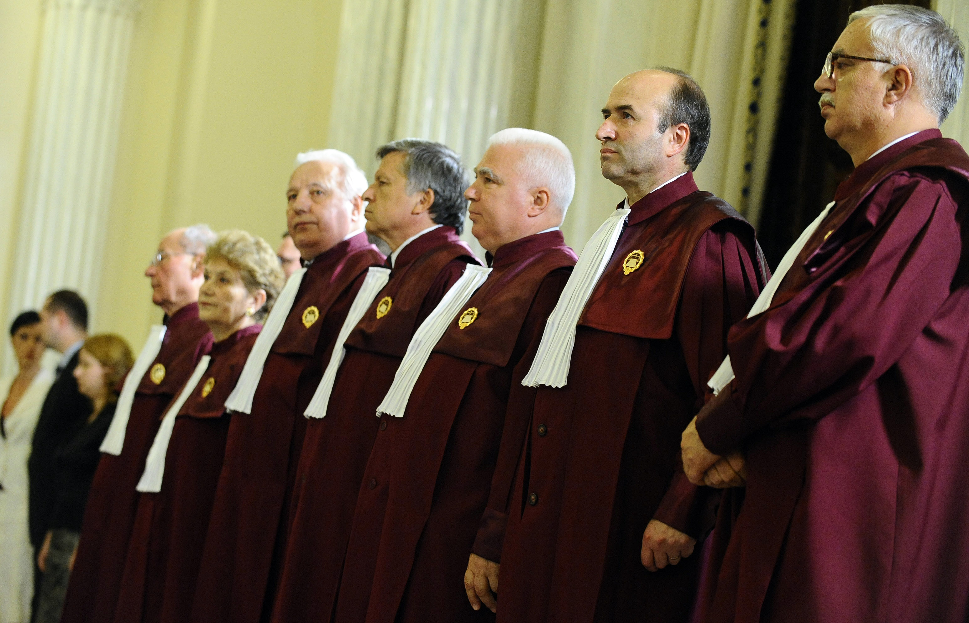 Pensiile aleşilor locali atacate la Curtea Constituţională