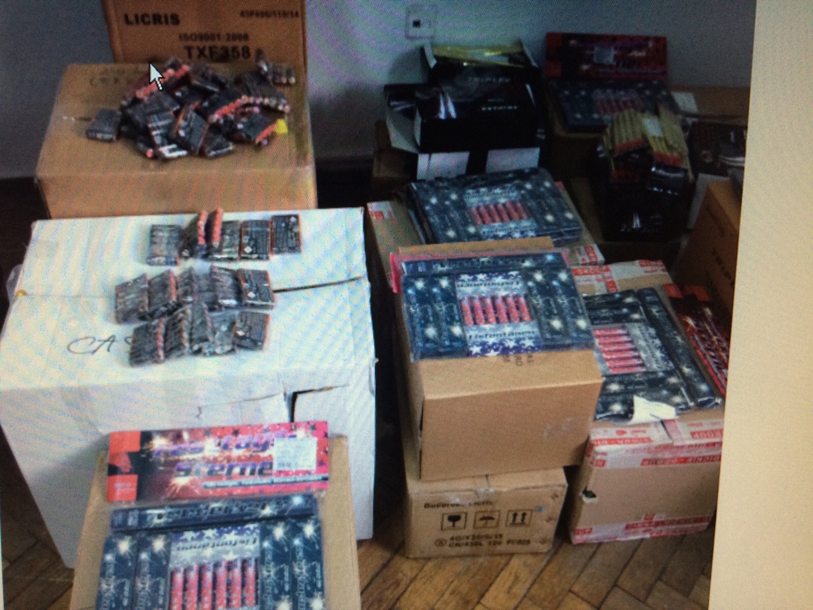 FOTO – Urmăriţi penal pentru comercializare de artificii fără autorizaţie
