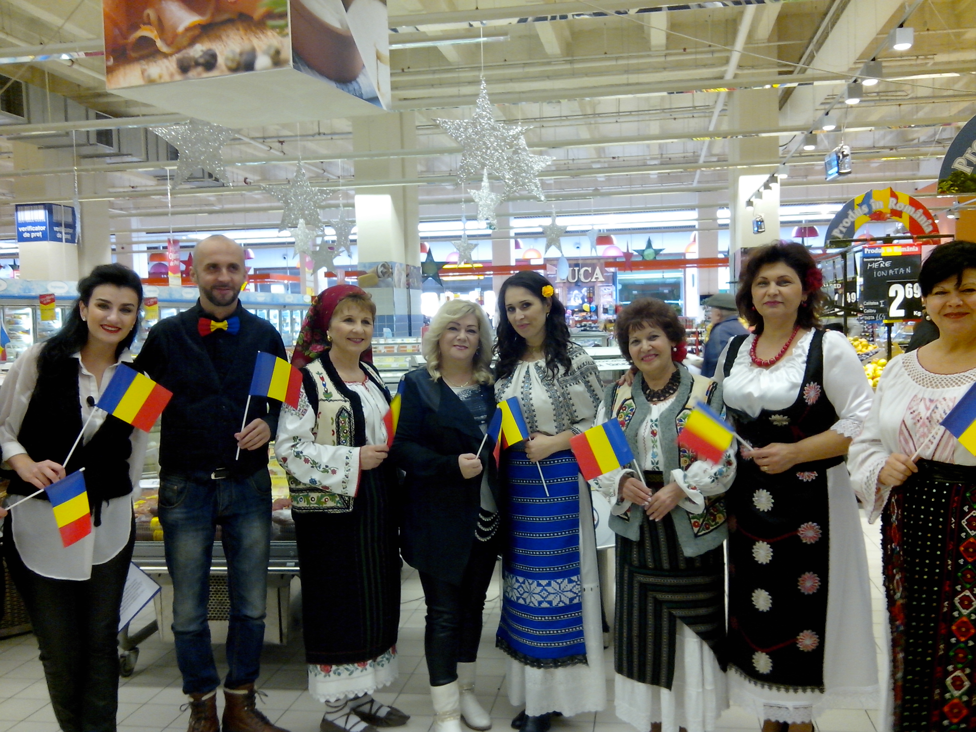 (FOTO+AUDIO) Spectacol folcloric în supermarket