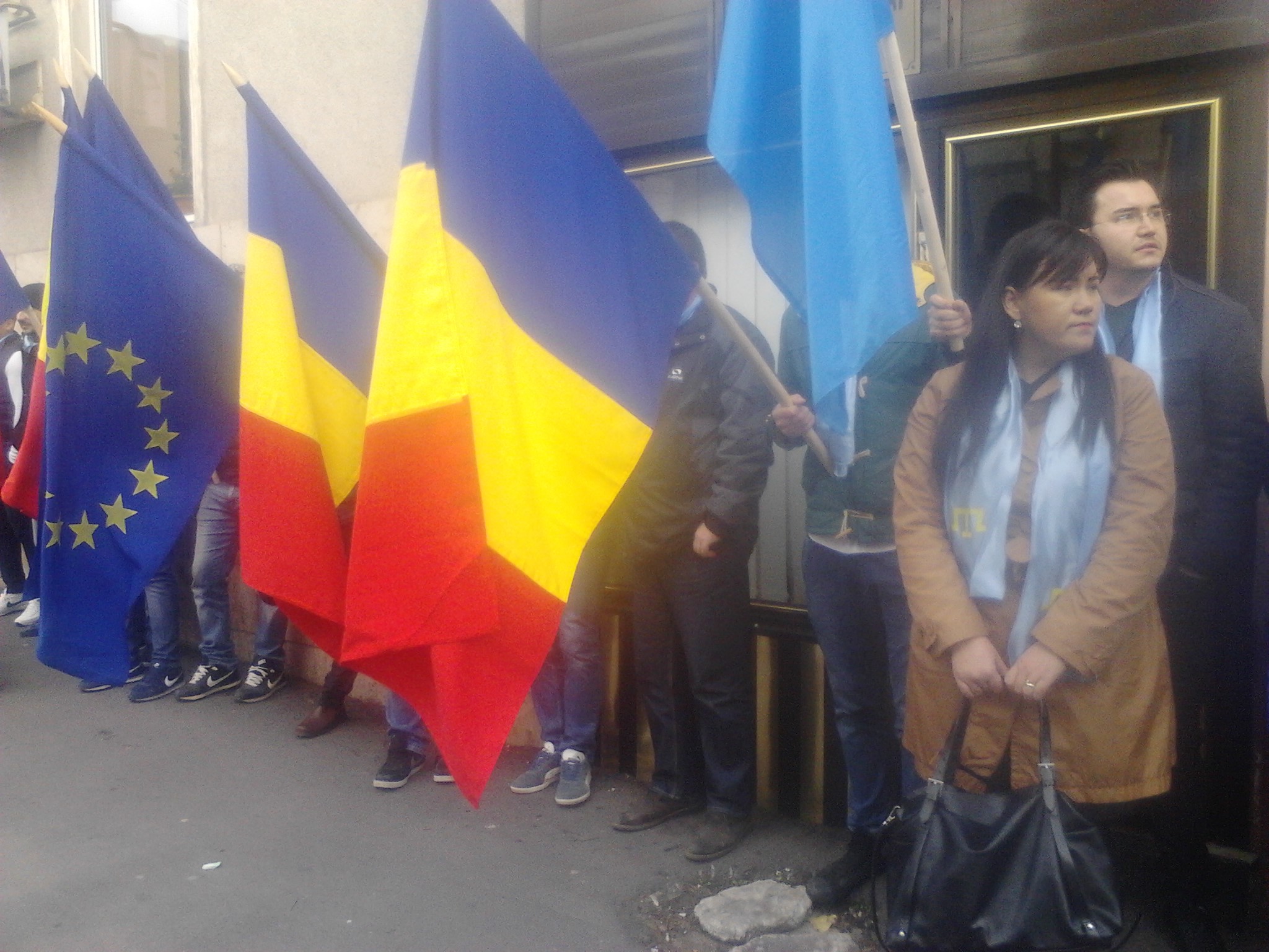 FOTO – Tătarii din Constanţa protestează în faţa Consulatului rus