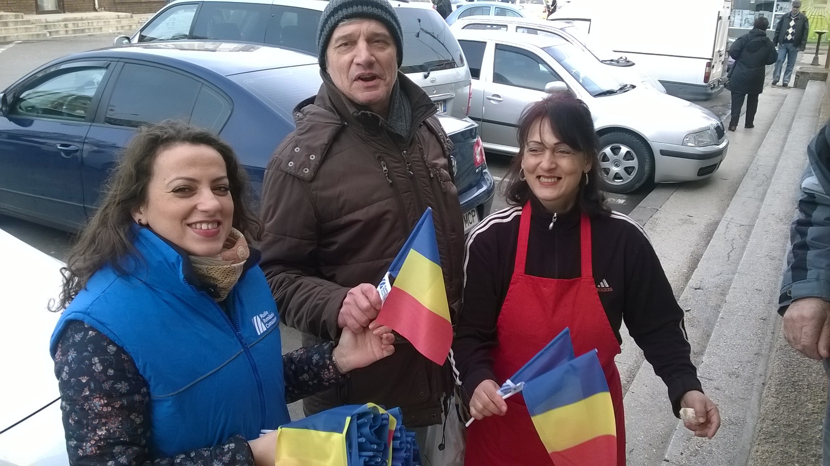 FOTO: Radio Constanța împarte de 1 Decembrie stegulețe tricolore