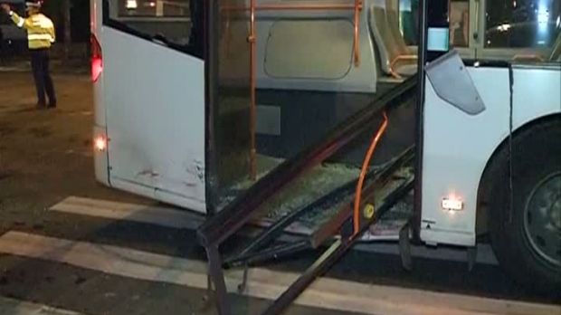 Impact rutier între o maşină şi un autobuz RATC