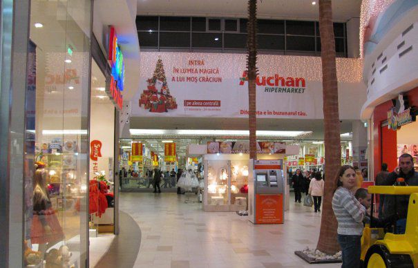 Trei victime ale toxiinfecţiei alimentare din Auchan rămân în spital